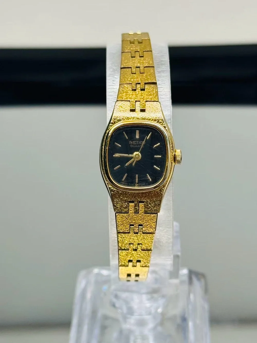 Vintage Seiko Quartz Ladies Gold Tone Black Dial Watch Runs New Battery